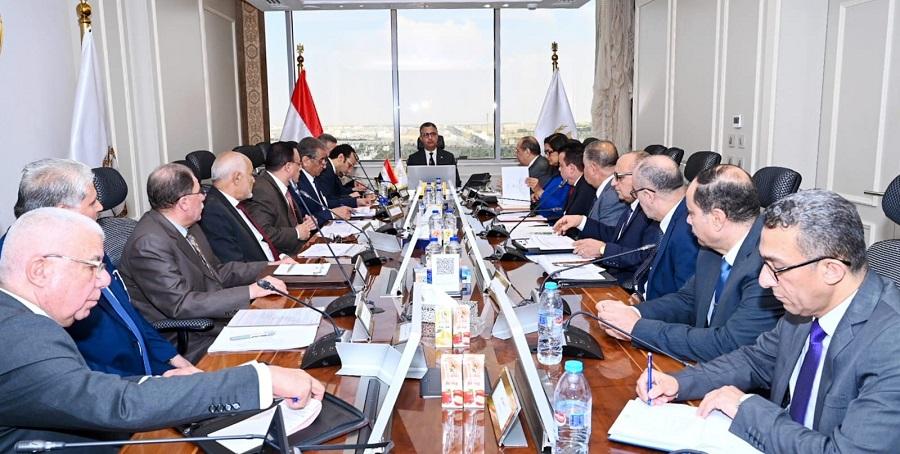 وزير التموين يجتمع مع شركات المضارب التابعة للقابضة للصناعات الغذائية